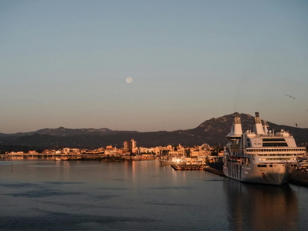 Puerto de Cerdeña al atardecer