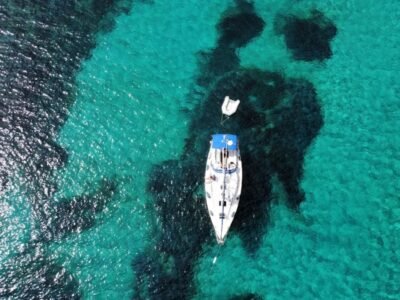 Velero de la Escuela Náutica Ciaboga navegando a vela